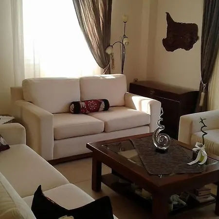 Rural 3-bedroom House بيت للعطل كالاماتا